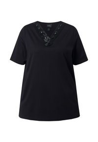 Camiseta negra de manga corta con escote en V que presenta un borde decorativo de cuentas alrededor del cuello. Tejido suave y liso con un ajuste relajado.
