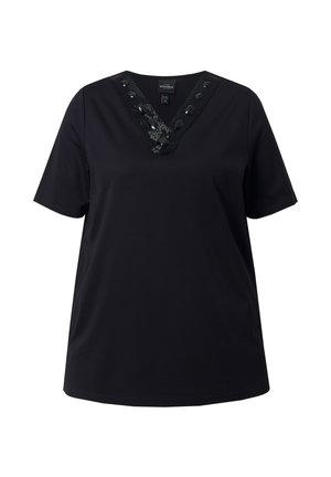 Mustat lyhythihaiset t-paidat, joissa on V-pääntie ja koristeellinen helmireunus pääntien ympärillä. Pehmeä, sileä kangas ja väljähkö istuvuus.