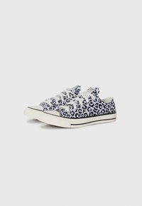 Lærrets-sneakers med en hvit base og et svart og blått leopardmønster. Gummitåhette og hvite snører med svart trim.