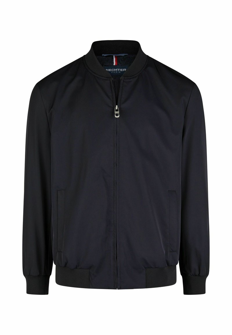Schwarze Bomberjacke mit geripptem Kragen und Bündchen, frontale Reißverschlussöffnung, zwei Seitentaschen, glattes Material und minimalistisches Design.