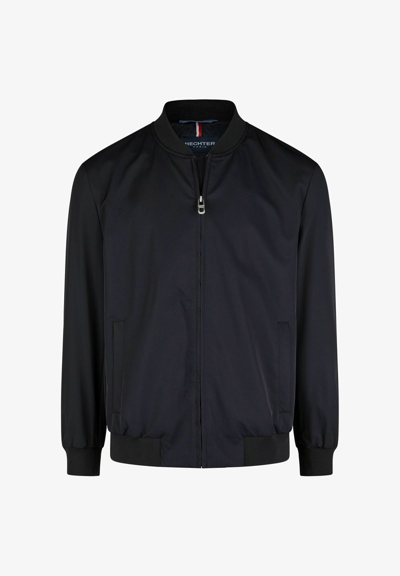 Schwarze Bomberjacke mit geripptem Kragen und Bündchen, frontale Reißverschlussöffnung, zwei Seitentaschen, glattes Material und minimalistisches Design.