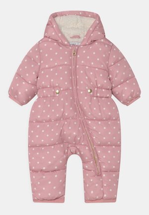 Combinaison de neige rembourrée rose pour bébé avec pois blancs, capuche attachée doublée de tissu doux, fermeture éclair diagonale à l'avant et détails de boutons-pression à la taille.