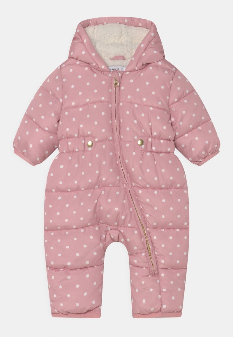Combinaison de neige rembourrée rose pour bébé avec pois blancs, capuche attachée doublée de tissu doux, fermeture éclair diagonale à l'avant et détails de boutons-pression à la taille.