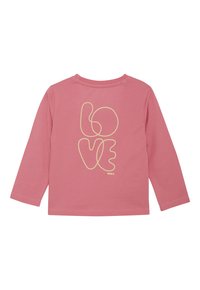 Roze langharige shirt met een gele omlijning afbeelding die "LOVE" in abstracte, ronde letters op de achterkant spelt.
