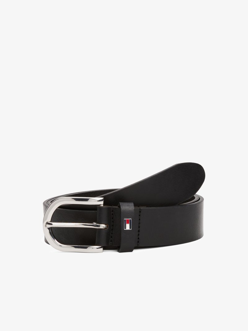 Černý kožený opasek se stříbrnou sponou, s výrazným logem na přední straně. Design je elegantní s hladkým povrchem.