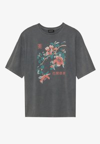 Szary, oversize t-shirt z kwiatowym nadrukiem w odcieniach różu i turkusu, o miękkiej teksturze i okrągłym dekolcie. Zawiera znaki chińskie.