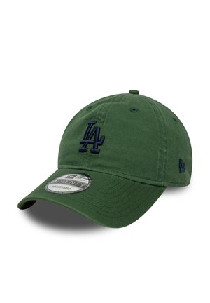 Cappellino da baseball in cotone verde con ricamo blu "LA" sul davanti, cinturino regolabile e visiera curva. Dotato di occhielli di ventilazione.