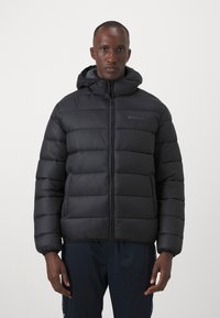 Giacca a vento nera con cappuccio, caratterizzata da un design trapuntato, chiusura frontale con zip e una discreta dettagli di logo sul petto.