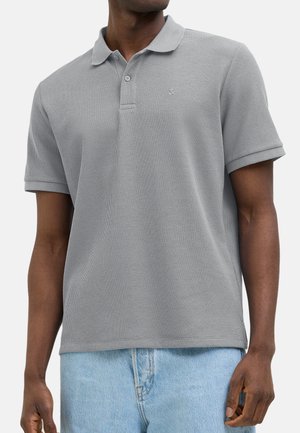 Grau kurzärmliges Poloshirt mit strukturiertem Stoff und geripptem Kragen, ausgestattet mit einer vorderen Knopfleiste und einem kleinen Logo auf der Brust.