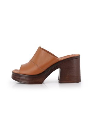 Mules de cuero marrón de punta abierta con un alto tacón de bloque de madera, textura suave y paneles superpuestos en la parte delantera.