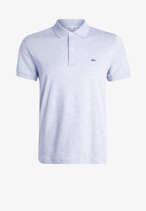 Camiseta polo azul claro hecha de una mezcla de algodón, con un cierre de dos botones, mangas cortas y un logo bordado verde en el pecho.