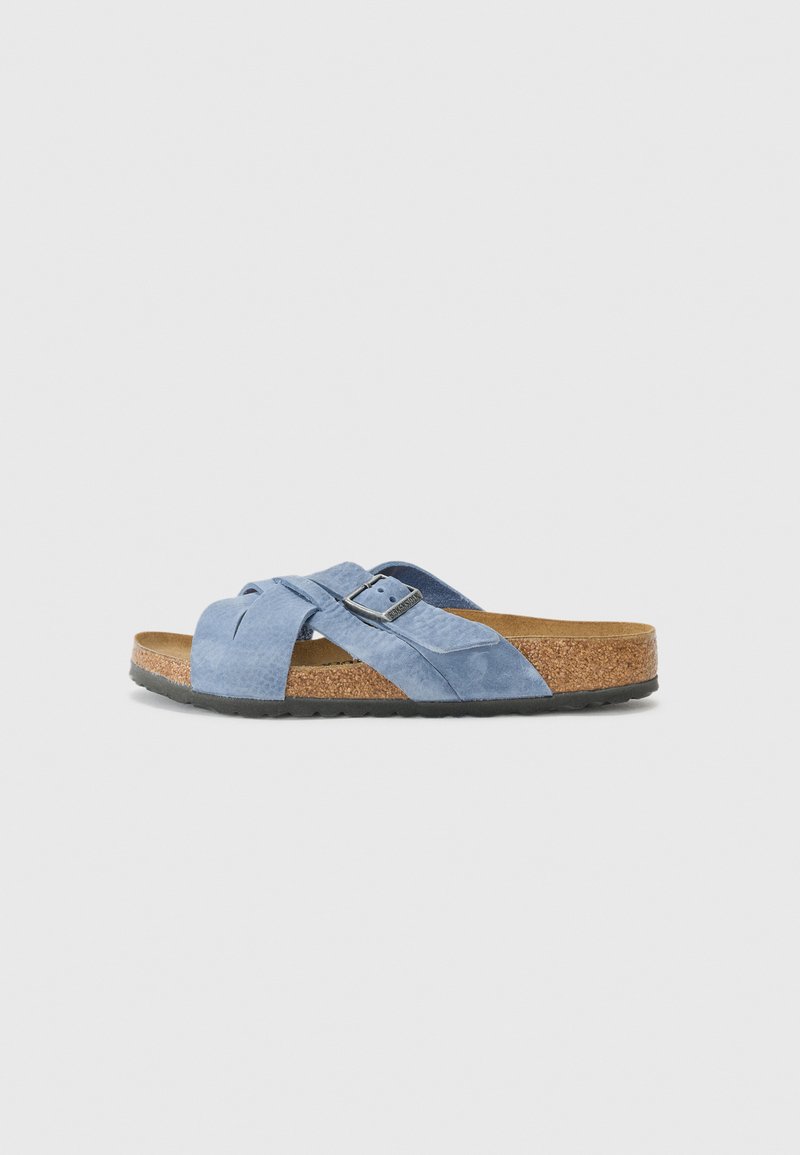 Blaue Wildledersandalen mit einem Kreuzriemen-Design, Korkfußbett und Gummisohle. Verstellbare Metallschnalle für eine optimale Passform.