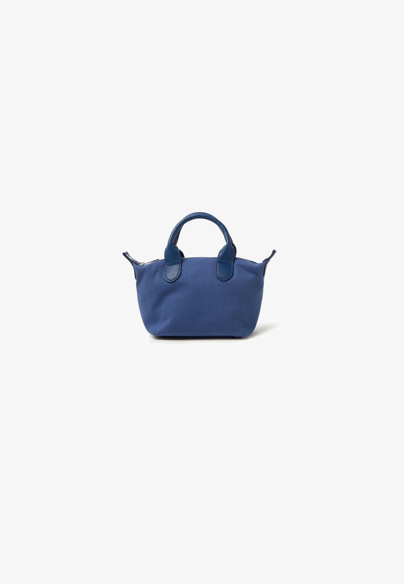 Blauwe canvas tas met een ronde vorm, voorzien van dubbele handvatten, leren accenten en een ritssluiting. Compact ontwerp, geschikt voor dagelijks gebruik.