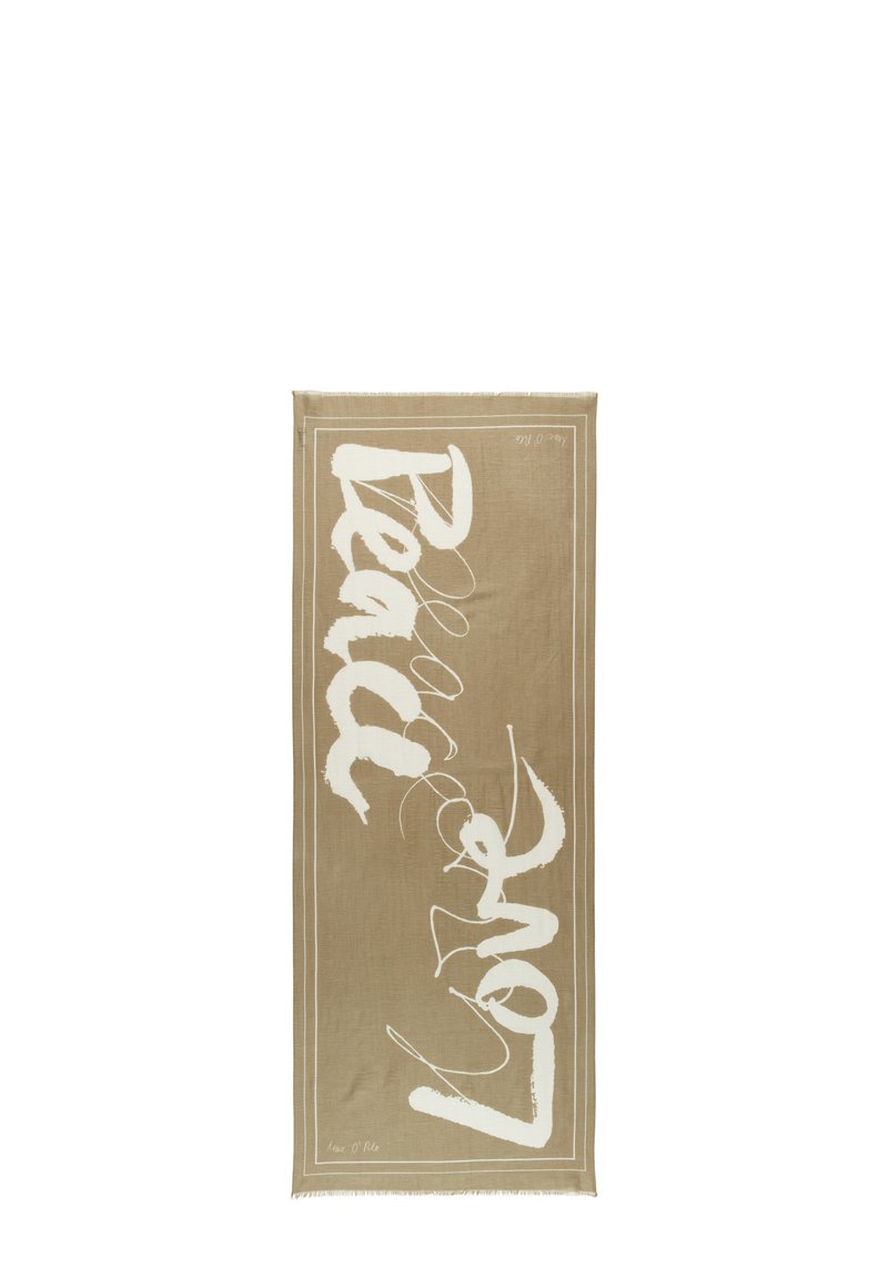 Écharpe en coton beige avec un grand texte manuscrit blanc "Amour" et "Paix", bordée d'un cadre blanc ; présente des bords frangés.
