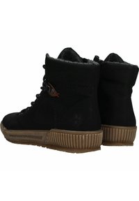 Czarne wysokie buty w stylu trampek z fakturowaną czarną cholewką, miękką szaro-skalną podszewką oraz gumową podeszwą z żebrowanym wzorem. Brązowe akcenty na sznurowadłach.