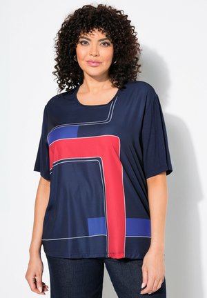 T-shirt manica corta blu navy con audace motivo geometrico rosso e blu e contorni bianchi. Realizzato in tessuto liscio e leggero.