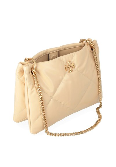 Borsa a tracolla in pelle trapuntata beige con catena dorata e logo dorato sul davanti, mostrata su uno sfondo bianco.