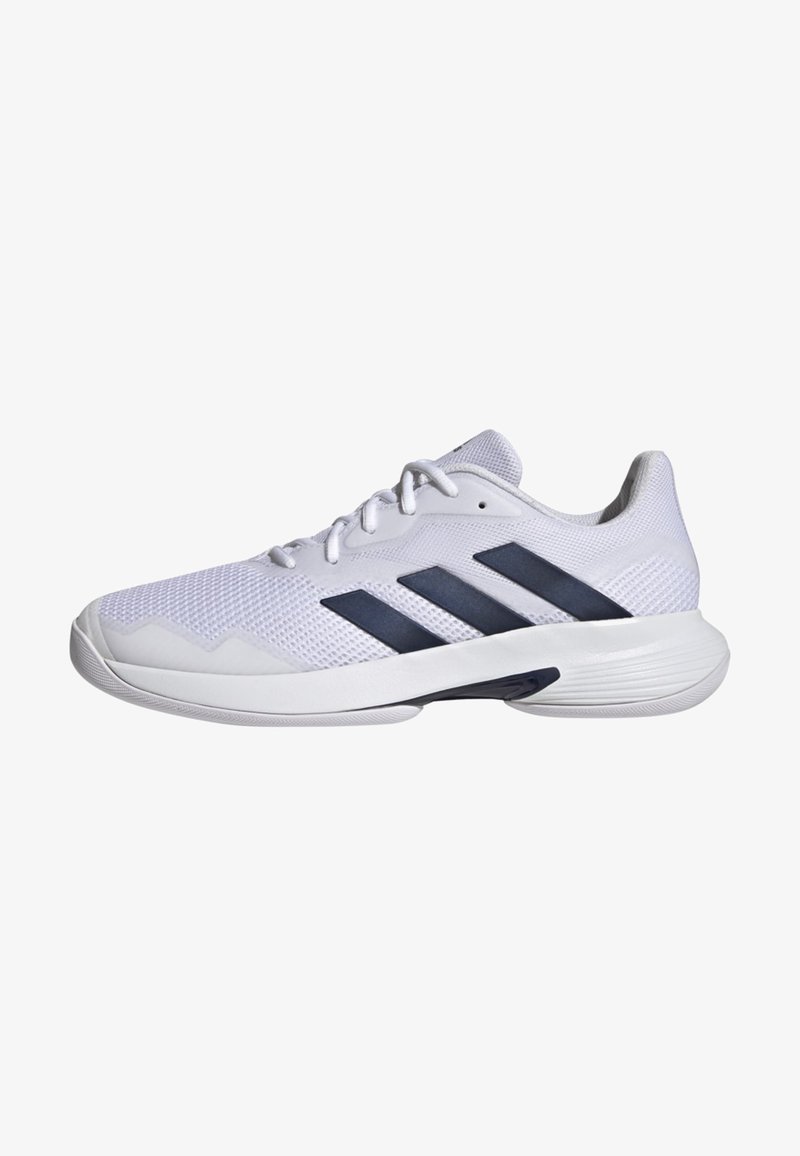 Shoe atlético branco com parte superior em malha respirável, design de três riscas em azul marinho, sola texturizada e biqueira arredondada para maior estabilidade.