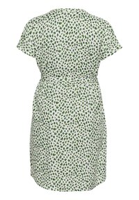 Vestido de manga corta con estampado de leopardo verde y marino sobre fondo blanco, con detalle de cintura ceñida y silueta relajada.