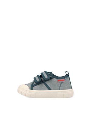 Zapatilla de lona azul para niño con doble cierre de velcro y suela de goma blanca, vista lateral.