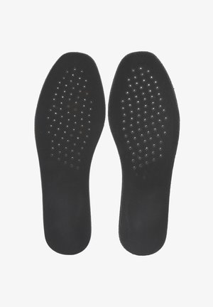 Plantillas negras con una superficie superior lisa y múltiples pequeños agujeros de ventilación, diseñadas para ofrecer comodidad y transpirabilidad.