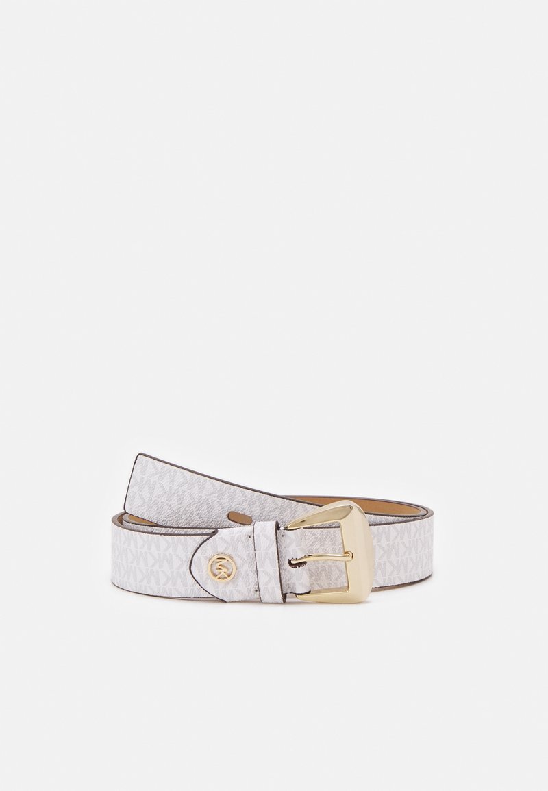 Ceinture de créateur blanche avec un motif de logo subtil, boucle dorée et petit détail rond doré du logo près de la boucle, présentée enroulée sur fond blanc.