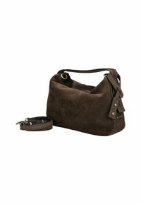 Bolso de ante marrón oscuro con asa corta, correa larga desmontable, cierre de cremallera y etiquetas de cuero decorativas sobre un fondo blanco.