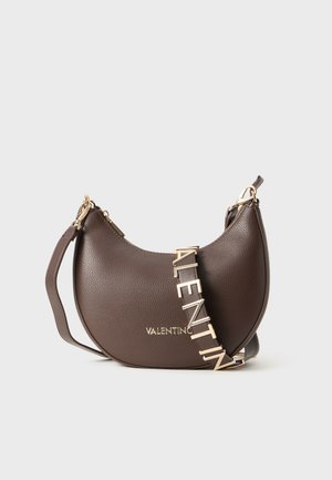 Brun rundet håndveske i pebble-lær med gullfarget beslag og "VALENTINO" logo-rem. Har en avtagbar skulderreim.