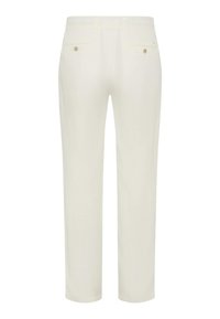 Pantaloni in lino bianchi con vestibilità dritta, dotati di due tasche posteriori con bottoni beige. Texture liscia e senza motivi visibili.