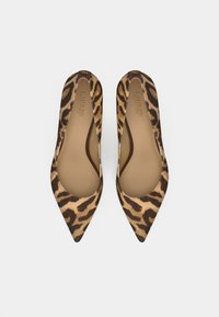 Ζεύγος μυτερών μπαλαρίνων με καφέ και καμηλό λεοπάρ μοτίβο και δερμάτινες λεπτομέρειες εσωτερικά σε ανοιχτό γκρι φόντο.