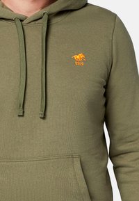 Oliwkowa bluza z kapturem z kangurzą kieszenią, z małym pomarańczowym haftowanym logotypem konia na lewej piersi, z regulowanymi sznurkami.