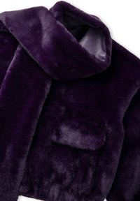 Jacket in pelliccia sintetica viola profondo di lusso con colletto alto e una tasca applicata frontale, che mette in mostra una texture morbida e una leggera lucentezza.