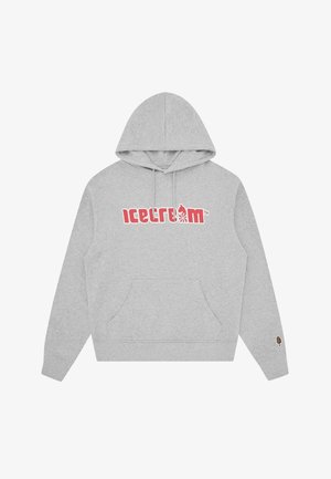 Sudadera con capucha gris claro con texto rojo "icecream" y gráfico en el pecho, bolsillo tipo canguro y pequeño parche con forma de cucurucho de helado en la manga izquierda.