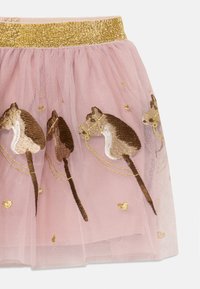 Gonna in tulle rosa con elastico dorato in vita, caratterizzata da cavalli ricamati e cuori dorati. Design leggero e a strati.