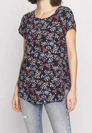Camicia a maniche corte blu navy con motivo floreale, caratterizzata da modelli rossi e azzurri, realizzata in tessuto leggero con scollatura rotonda e orlo curvo.