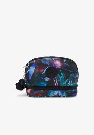 Pochette en tissu noir à motifs floraux avec un logo rond, fermeture éclair et un charm pompon noir attaché. Forme rectangulaire avec une texture lisse.