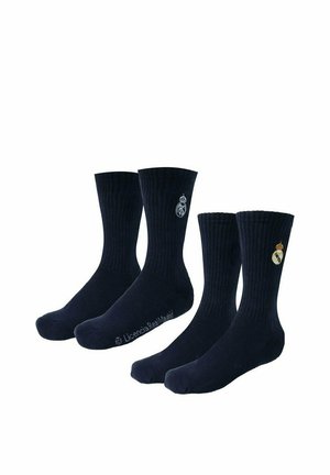 Dwie pary czarnych, prążkowanych skarpetek do kostek z białymi i kolorowymi logo Realu Madryt po bokach.