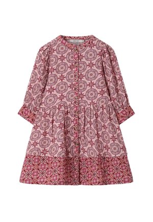 Robe rose à manches longues avec motifs floraux rouges et géométriques, boutonnée à l'avant, et ourlet de jupe froncé.