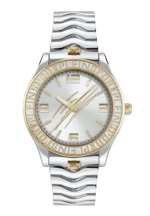 Silberne und goldene Armbanduhr mit goldenen Stundenmarkierungen, Kratzspuren auf dem Zifferblatt und gemustertem silbernen Metallarmband mit goldenen Emblemdetails.
