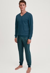 Heren pyjama set: teal V-hals lange mouwen top met zak en gebloemde broeken in donkergroen met witte accenten, elastische manchetten.