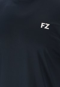Marinblå kortärmad t-shirt i slät tyg, med en vit "FZ"-logga på vänster bröst.