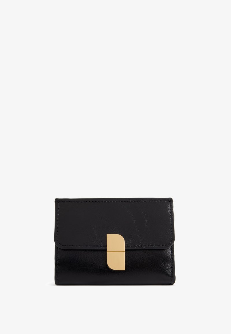 Portefeuille en cuir noir avec une fermeture rectangulaire dorée sur le rabat avant, sur un fond blanc uni.