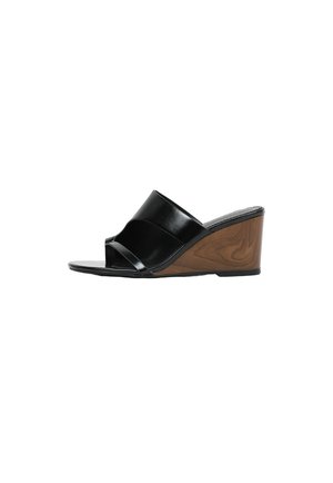 Sandalia negra de cuero con punta abierta, dos tiras y cuña de madera marrón.