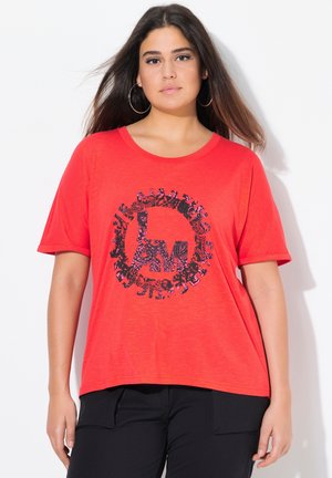 T-shirt rouge à manches courtes avec un col rond, arborant un logo à motif noir et rose au centre. Tissu doux et coupe décontractée.
