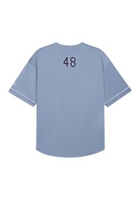 Šviesiai mėlynas sportinis marškinėlis su apvalia iškirpte, trumpomis rankovėmis ir tamsiai mėlynu skaičiumi "48" ant nugaros su grafikiniu akcentu.