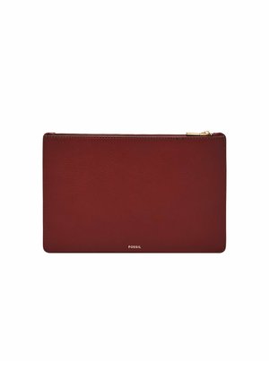 Portefeuille en cuir rouge avec une texture lisse, de forme rectangulaire, fermeture éclair en haut, et un petit logo "Fossil" embossé à l'avant.
