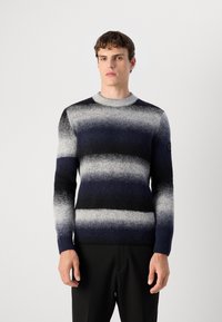 Strickpullover mit Rundhalsausschnitt, dunkelblauen, schwarzen und grauen Streifen. Weiche Textur mit gerippten Bündchen und Saum.