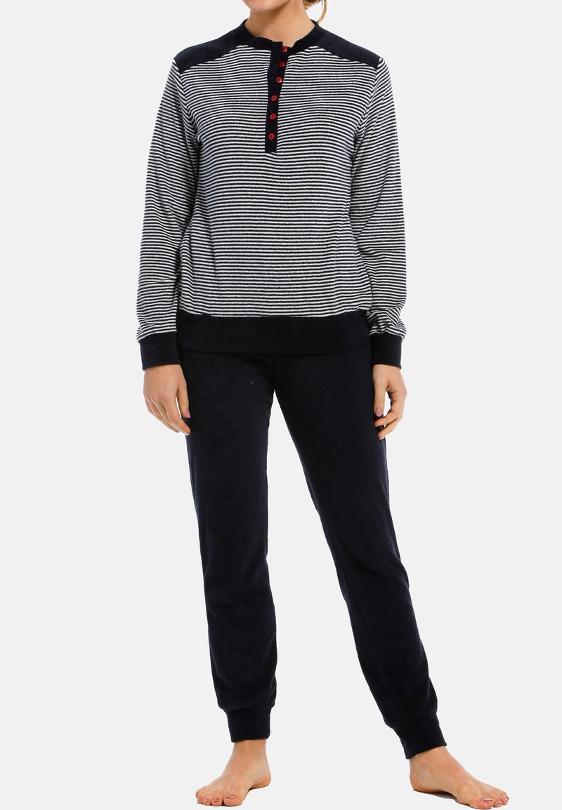 Marinblå randig loungedräkt bestående av en långärmad topp med röda knappar och en enfärgad marinblå underdel. Mjuk tyg med ribbade manschetter.