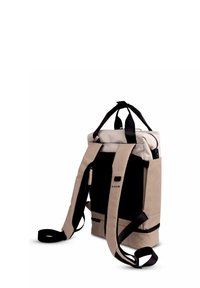 Hnědočerný batoh s nastavitelnými popruhy, horním madlem a bočními kapsami. Vyroben z odolného materiálu s elegantním designem.
