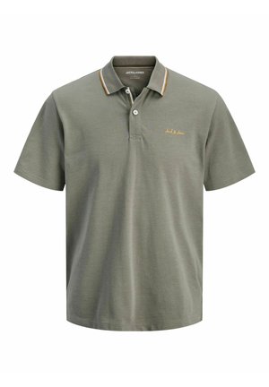 Grønn kortermet polo t-skjorte med to knapper, kontrasterende oransje og hvite striper på kragen, og en liten oransje "Jack & Jones"-logo på brystet.